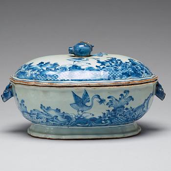 A blue and white armorial tureen with cover, Qing dynasty, Qianlong (1736-95).