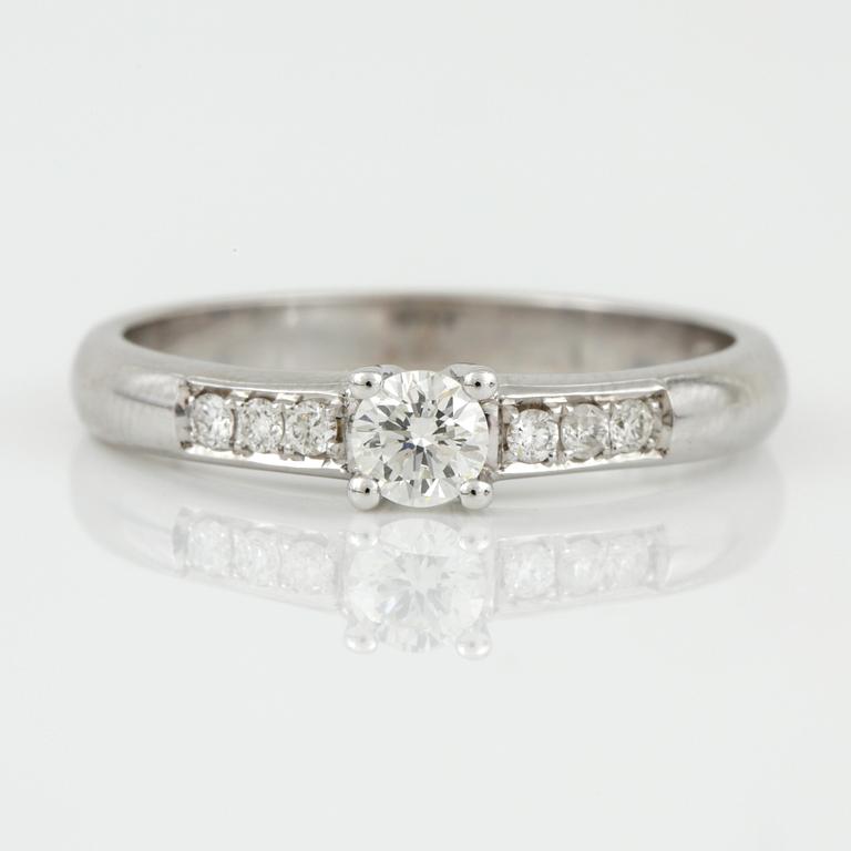 RING, 14K vitguld med briljantslipade diamanter, tot ca 0,29 ct. Vikt 2,88 g.