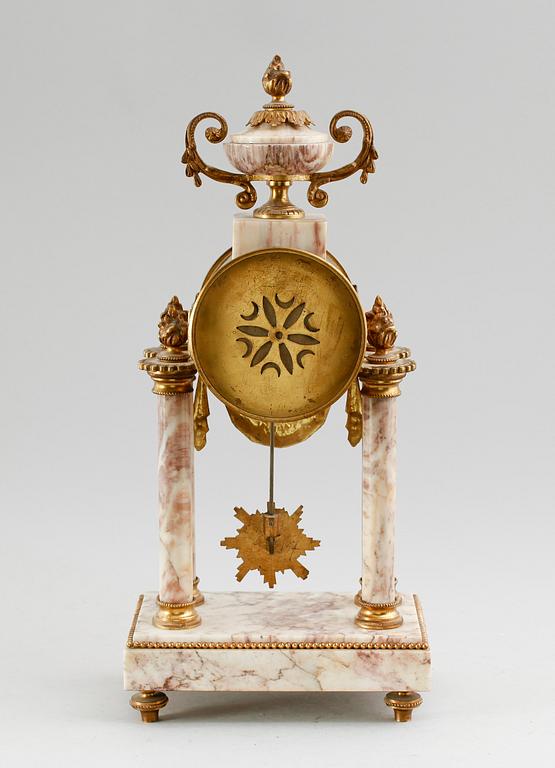 BORDSPENDYL, gustaviansk stil, 1900-talets första hälft.