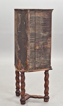 HÖRNSKÅP, delvis 1700-tal.