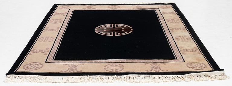 A Chinese rug, approx. 231 x 170 cm.
