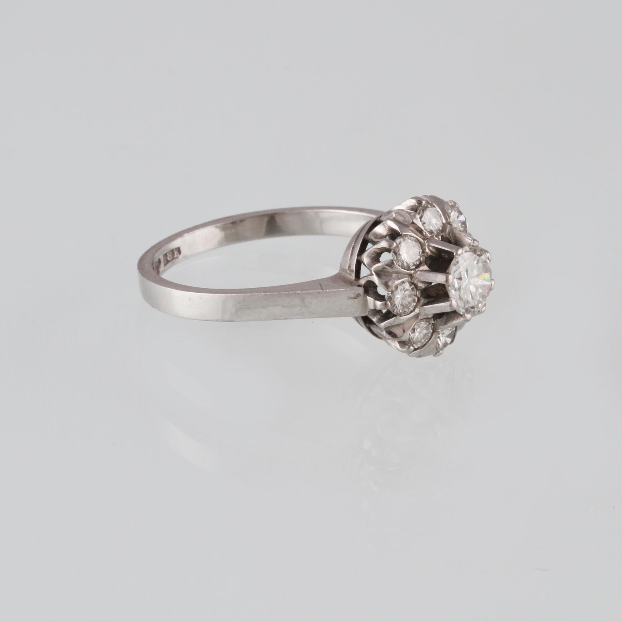 RING, 18K vitguld med 9 briljantslipade diamanter ca 0.49 ct, Jarl Sandin, Göteborg. Vikt 4,1 gram.