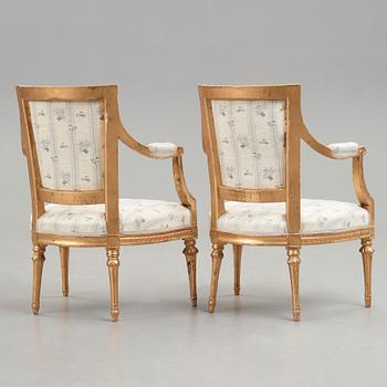 KARMSTOLAR, två stycken mycket snarlika, gustavianska stockholmsarbeten, 1700-talets slut.