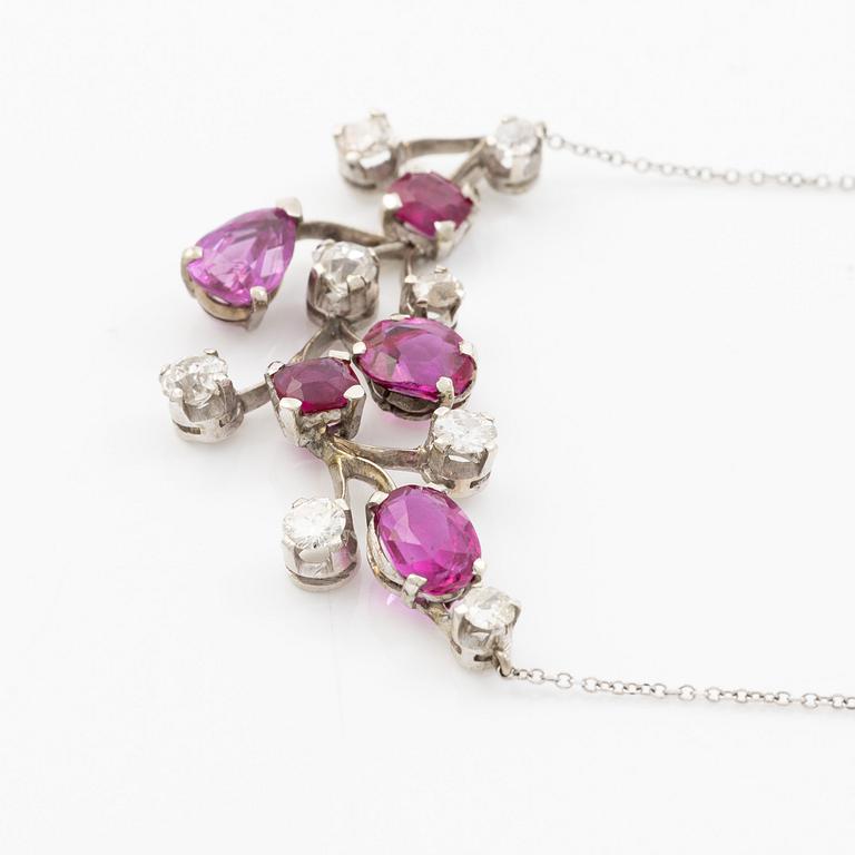 Necklace in 18K white gold with rubies and old-cut and brilliant-cut diamonds. Accompanied by a report from GCS.