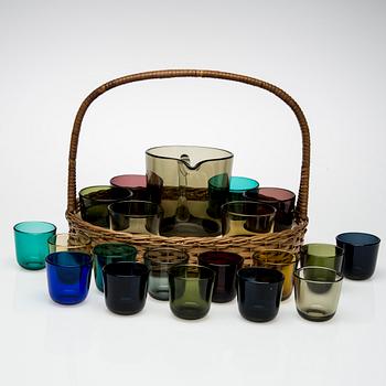 SAFTGLAS-SET I KORG samt DRICKSGLAS, 13 st, Kaj Franck, 1950-60-tal.