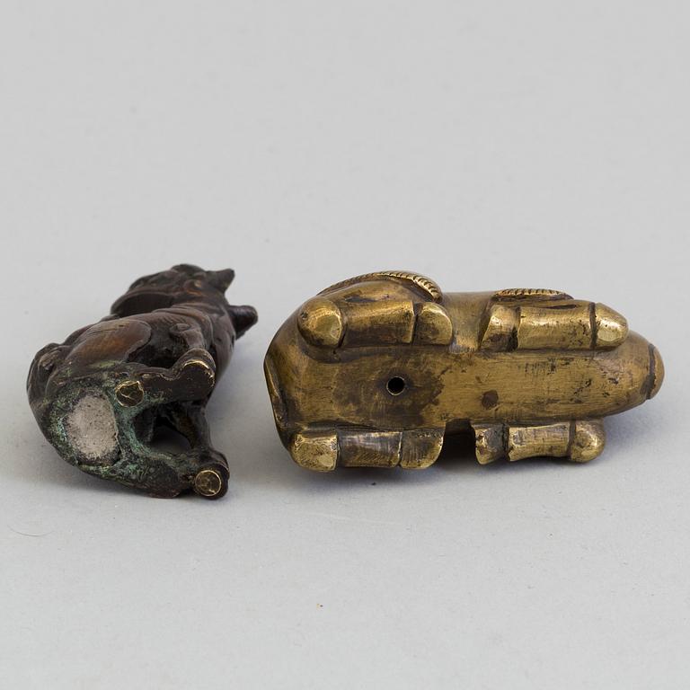 PENSELSTÄLL, två stycken, brons. Qingdynastin, 1700-tal.