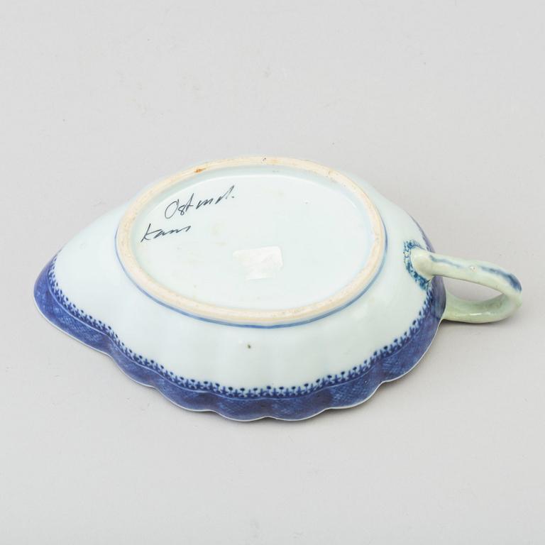 A blue and white export porcelain saucer, Qing dynasty, Qianlong (1736-95).