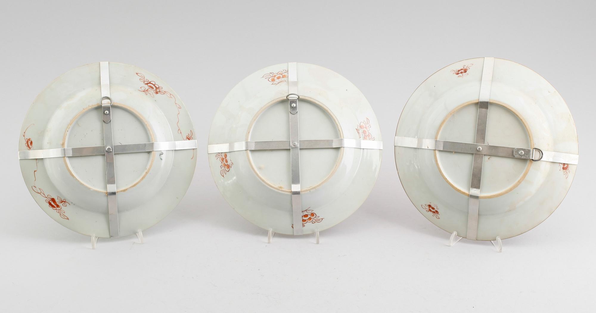 TALLRIKAR, 3 st snarlika, porslin, Kina, Qianlong 1736-1795.