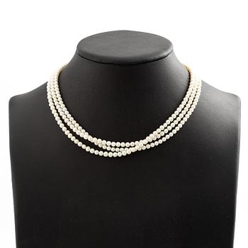 Pearl necklace, cultured pearls, clasp 14K gold.
