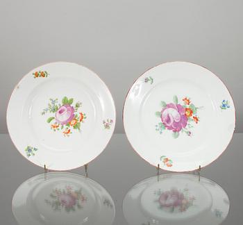 TALLRIKAR, 2 st, porslin, möjligen Ryssland sekelskiftet 1700/1800-tal.