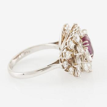 Ring 18K white gold with a ruby and navette- and brilliant-cut diamonds.
