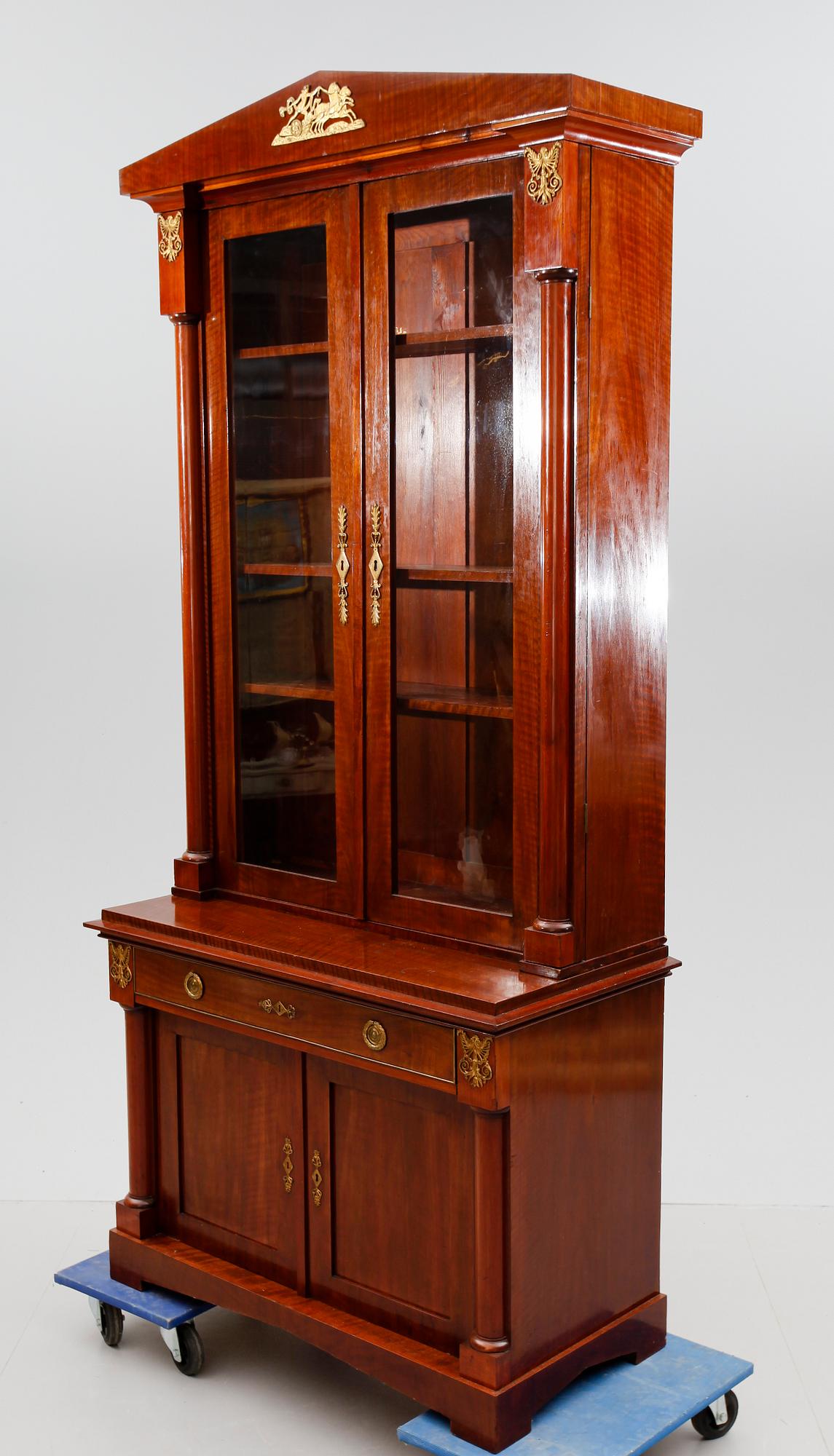 BOKSKÅP, Karl Johanstil, 1900-talets första hälft.