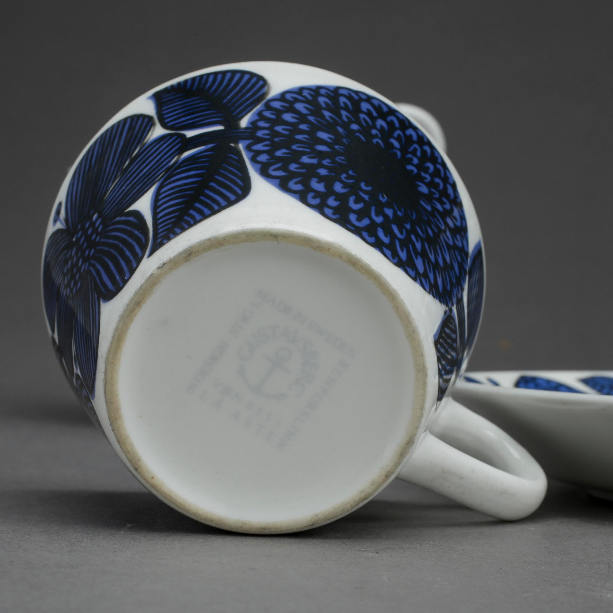 KAFFEKOPPAR MED FAT, 6 st, benporslin, "Blå Aster", Stig Lindberg, Gustavsberg, 1970-tal.