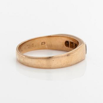 Ring, brilliant cut diamonds, 18K gold, Westerback, Helsinki 1970.