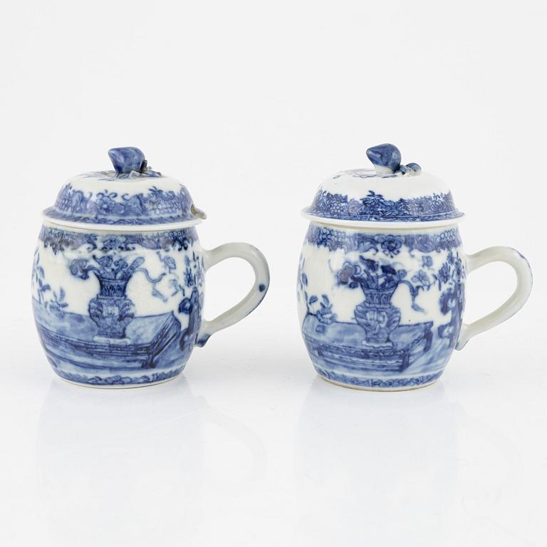 Servisdelar, porslin, 43 st, Kina, Qingdynastin, mestadels Qianlong (1735-95).