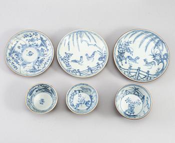 A set of three blue and white cups with dishes, Qing dynasty, Kangxi (1662-1722).