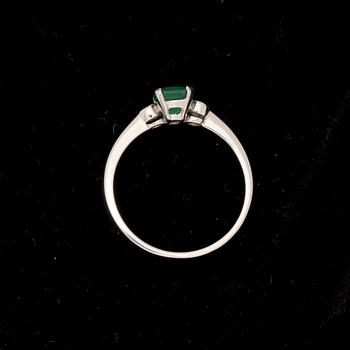 RING, 18k vitguld, smaragd och diamanter. Vikt ca 3g.