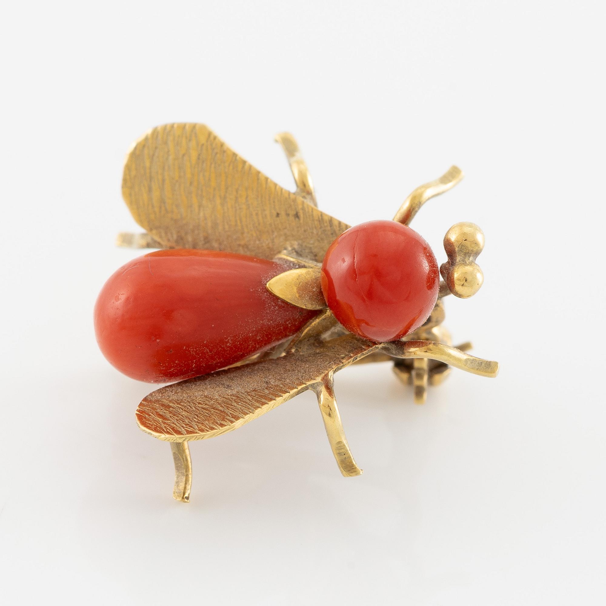 Brooch, 18K gold and coral in the shape of an insect.