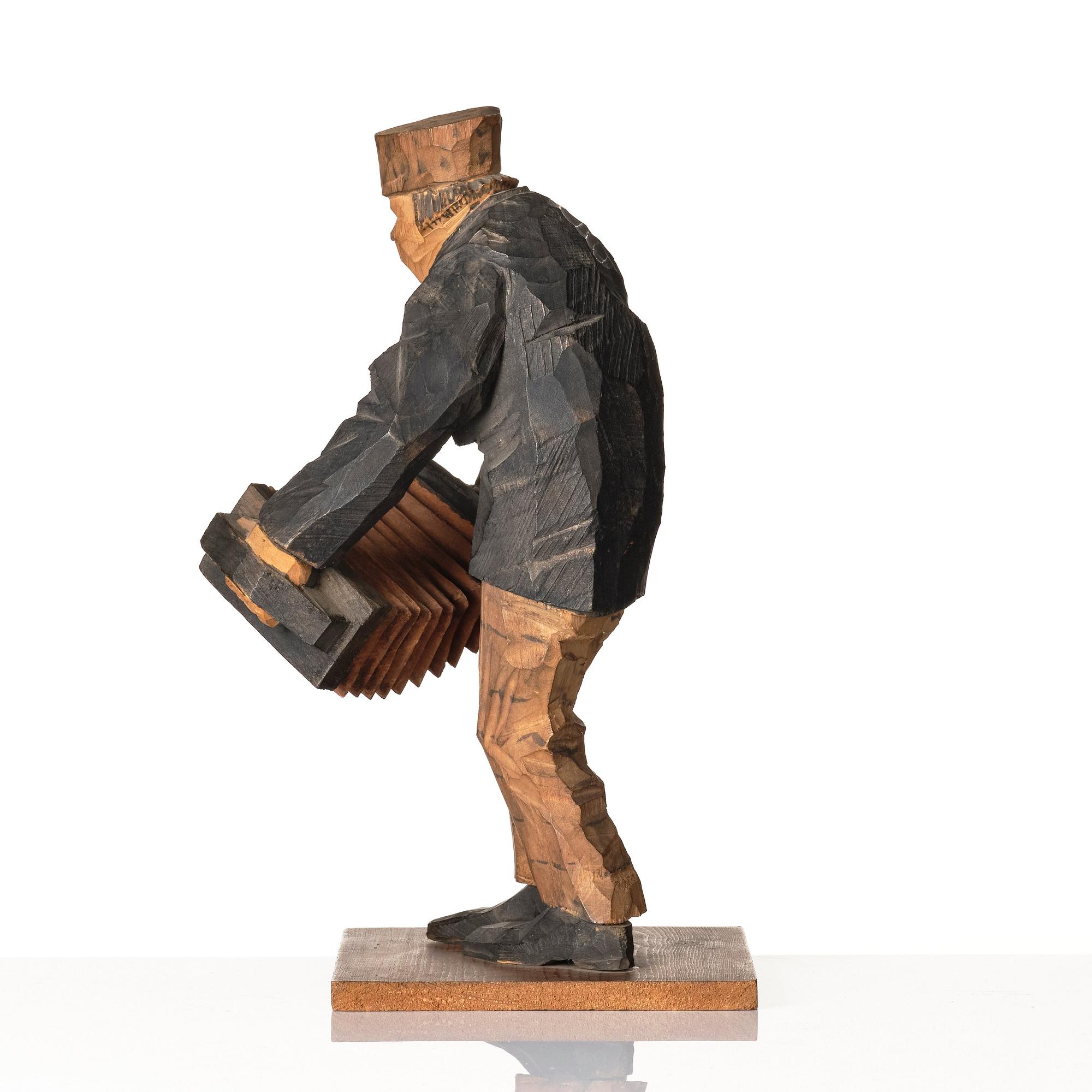 Axel Petersson Döderhultarn, Standing accordionist.