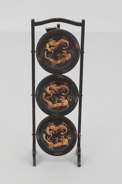 CAKESTAND, kinesiserande. 1900-tal.