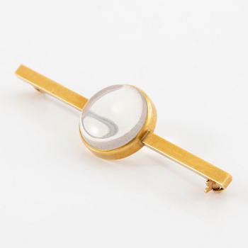 Wiwen Nilsson, a brooch, 18K gold with a cabochon-cut moonstone, Lund 1967.