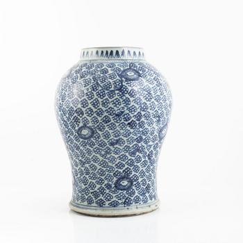 A blue and white vase, Qing dynasty, 19th century.