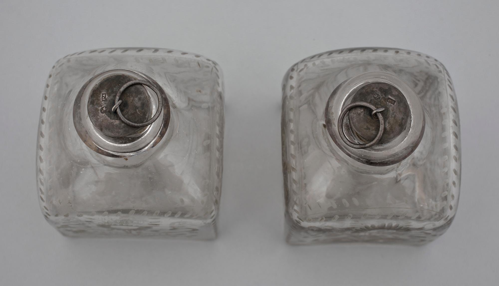 FLASKOR, ett par, glas och med proppar med silver, IW, 1845.