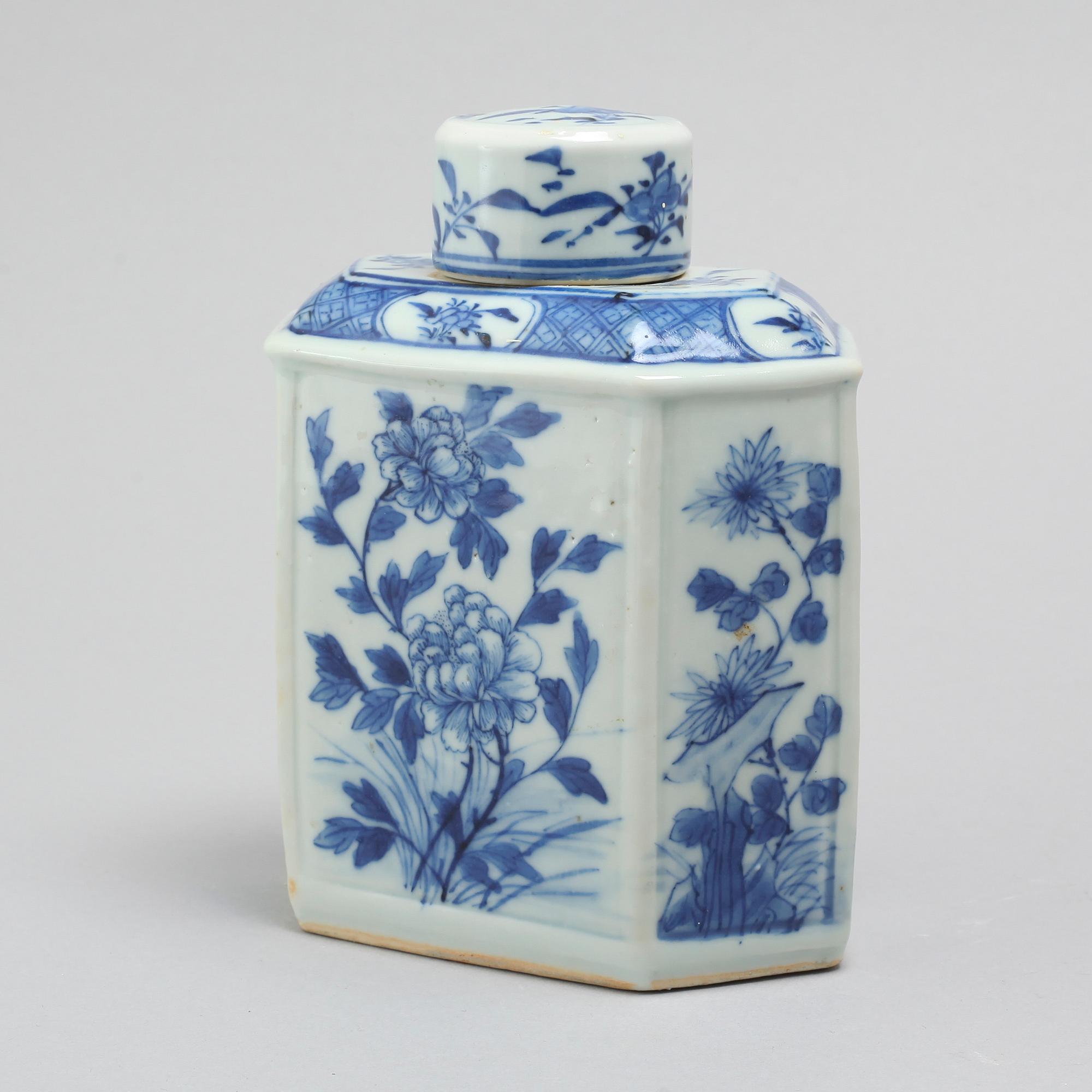 A porcelain tea caddy from China, late Qing dynasty (1644-1912).