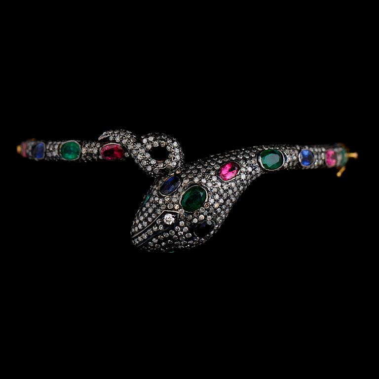 ARMBAND, 18 k guld och silver, diamanter tot ca 2,70 ct, smaragder,  rubiner och safirer.