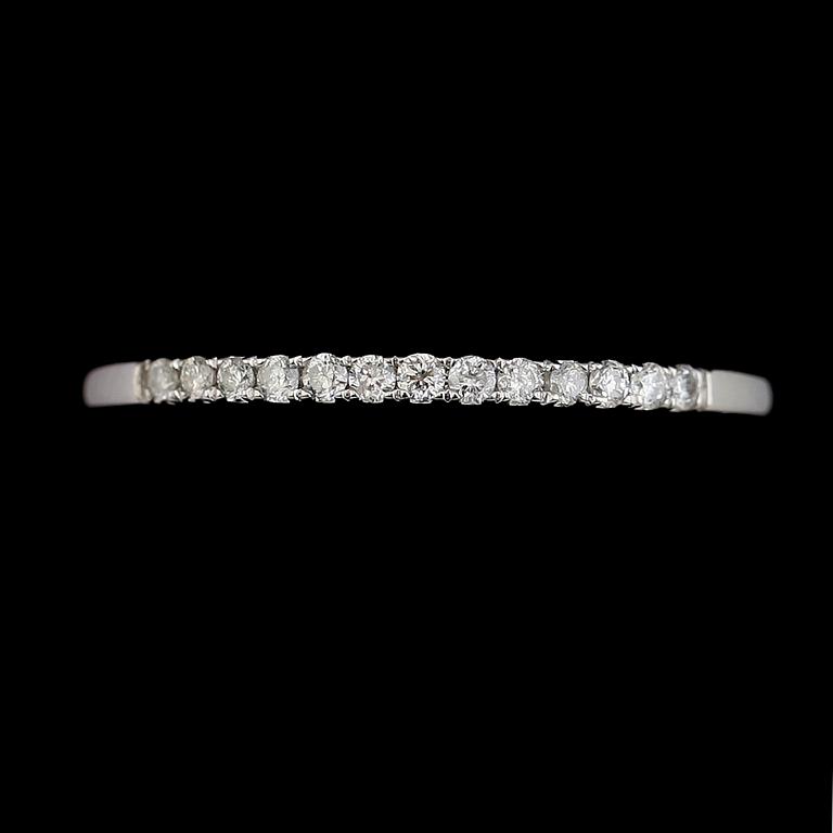 RINGAR, 1 par, 14K vitguld, briljantslipade diamanter tot ca 0.50 ct. Total vikt ca 3 g.