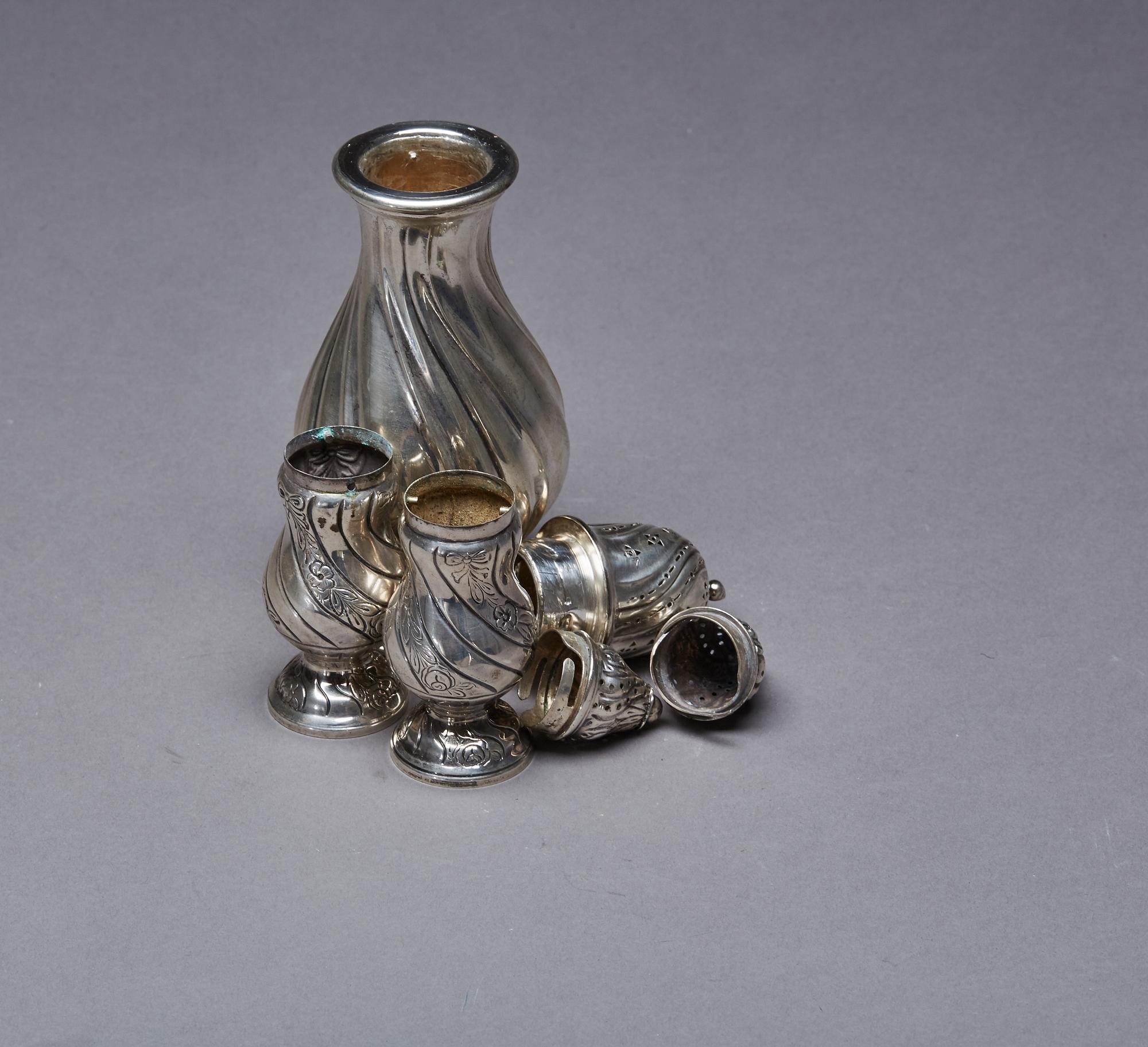 SOCKERRUSKA, SALT- och PEPPARSTRÖARE, silver, svenska importstämplar samt Danmark 1900-talets andra hälft, vikt ca 250 g.
