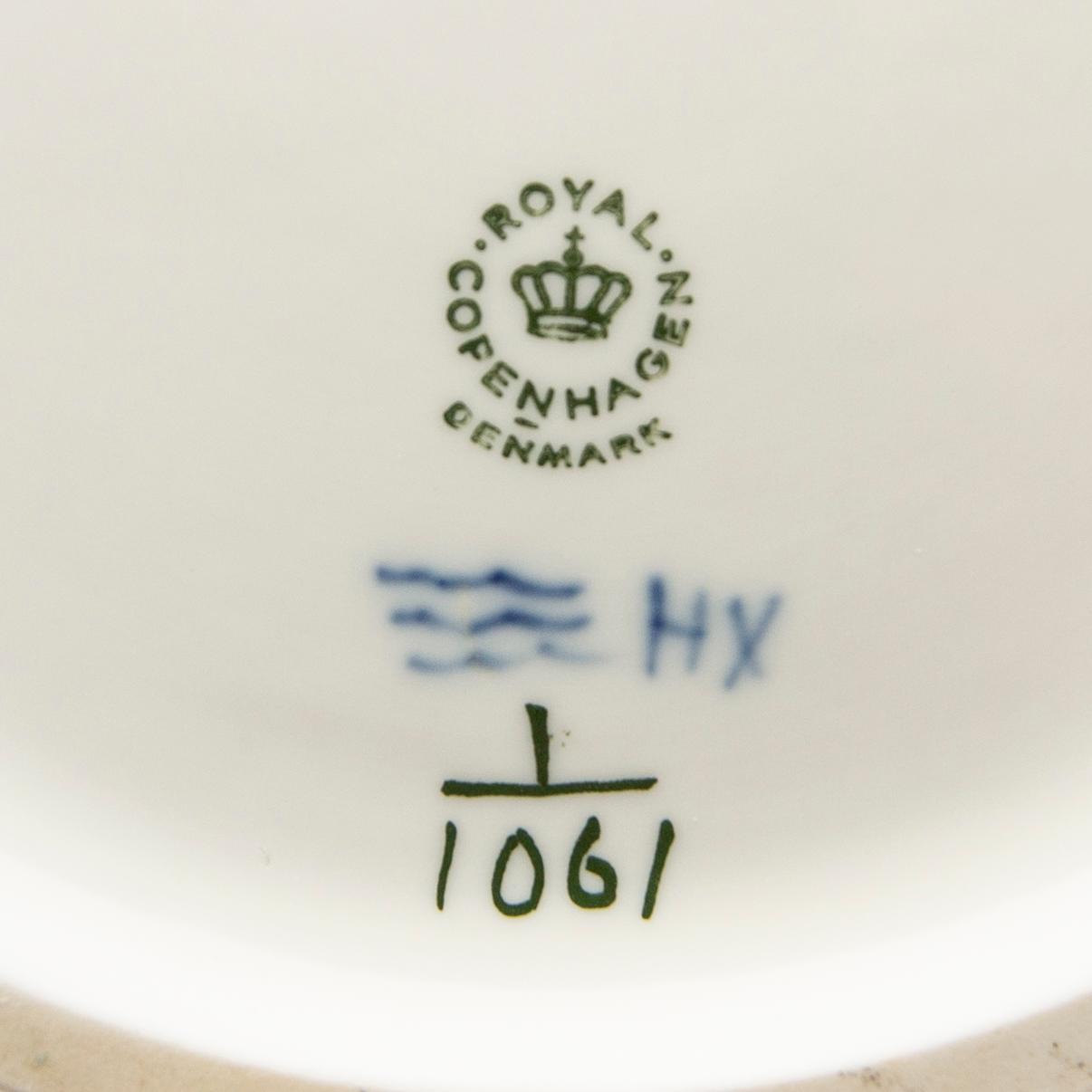 Fruit bowl / compote with underplate, porcelain, "Musselmalet helblond", Royal Copenhagen, model 1061 and 1062, 1966-1974.