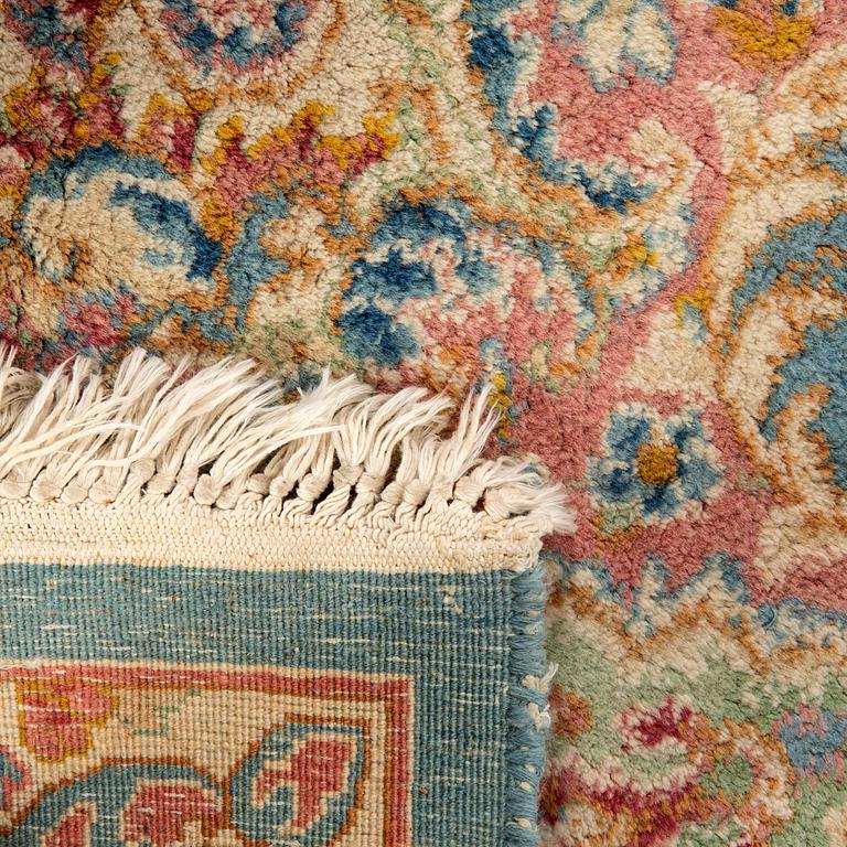 Semi-antique Kirman rug, approximately 275x184 cm.