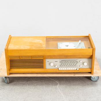 Hand Gugelot, an amplifyer with radio and record player, PKG 5-81S, Braun.
