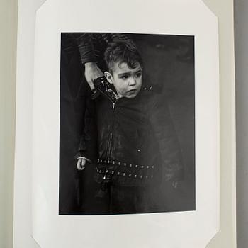 OLIKA KONSTNÄRER, "Jubileumspärm Fotografi Centrum Stockholm 1985", 10 st silvergelatinfotografier, numrerad 27/110.