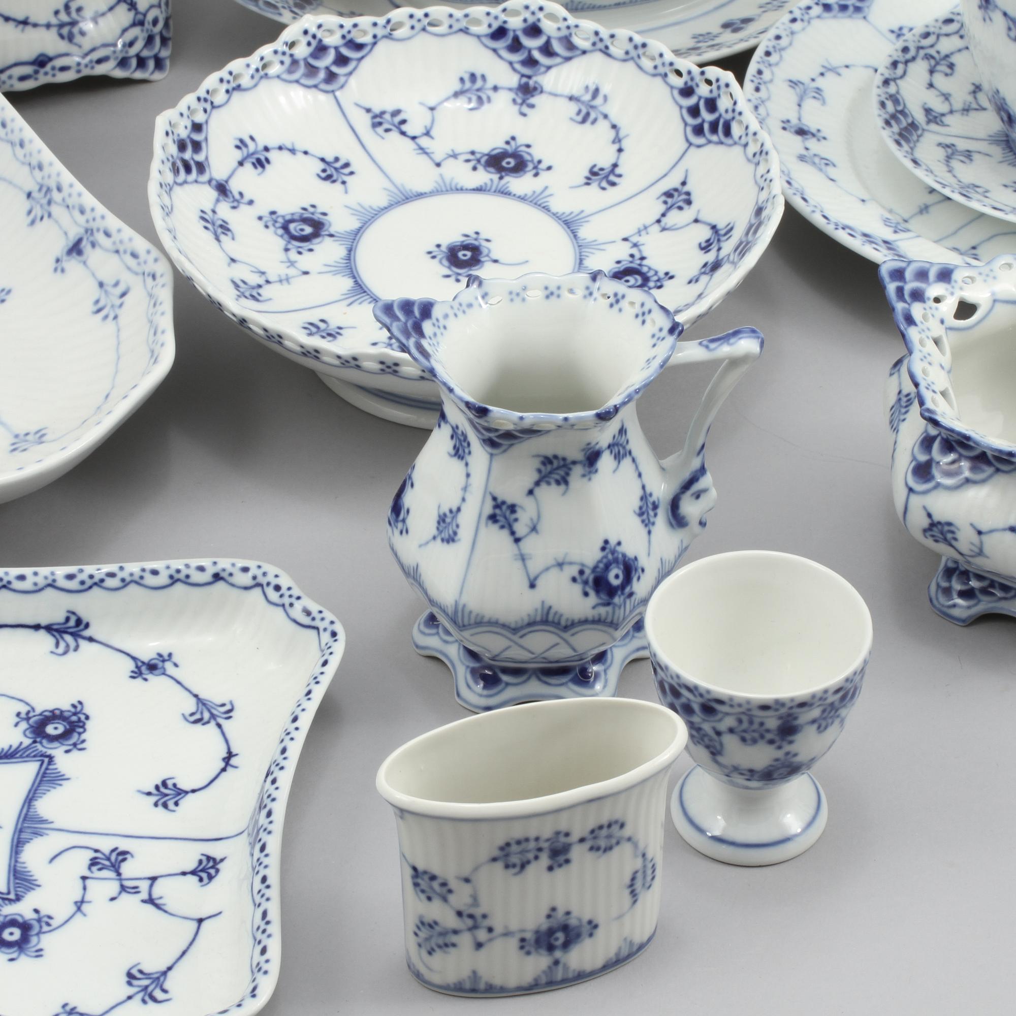 SERVISDELAR, 140 delar, "Musselmalet", porslin, Royal Copenhagen, 1900-talets andra hälft.