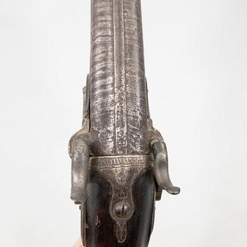 Slaglåsgevär, dubbelpipigt, ändrat från flintlås, 1800-tal.