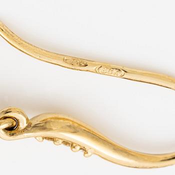 Earrings in 18K gold with cultured baroque freshwater pearls and brilliant-cut diamonds.