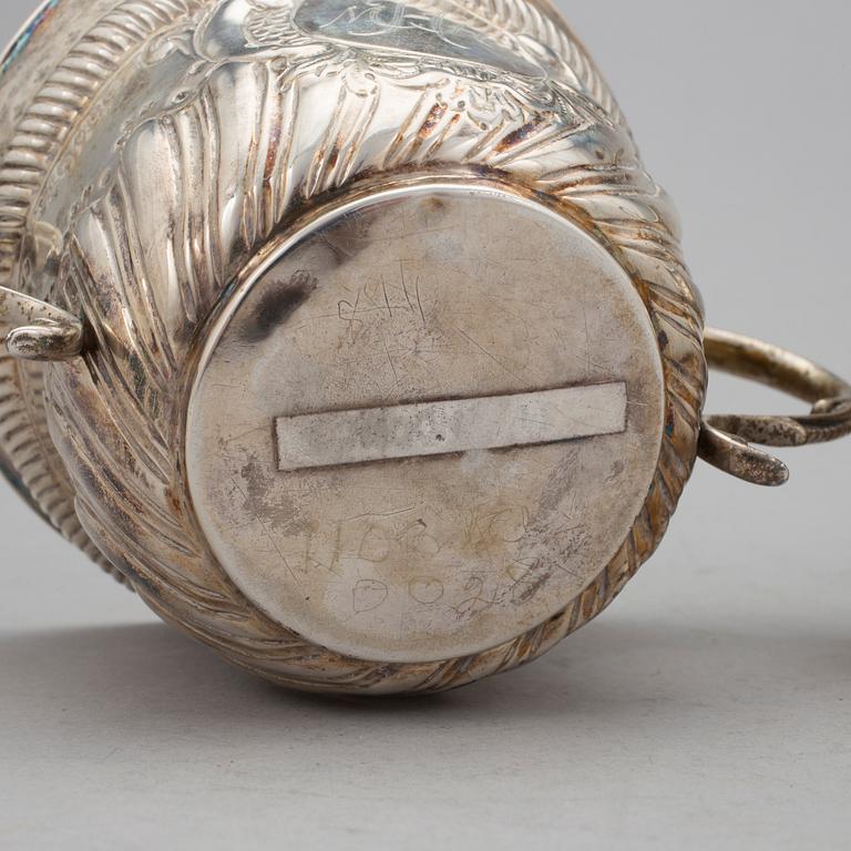 A SILVER LOVING CUP AND CREAMJUG, London 1804 och 1889. Weight ca 272 g.