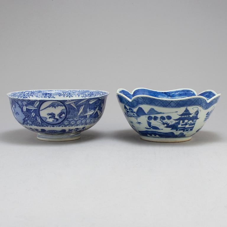 A japanese blue and white bowl, first half of the 20th Century and a late Qing blue and white Chinese bowl.