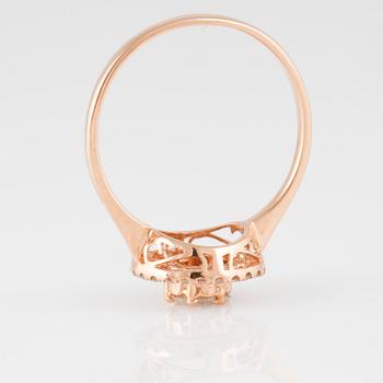 RING, 18K roséguld med baguette och briljantslipade diamanter ca 0.45 ct Vikt 2,1 gram.