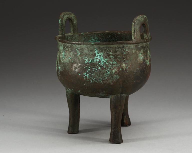 A archaistic bronze tripod (ding), presumably Ming dynasty or older.
