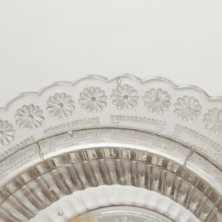 UPPSATSSKÅL, SMÖRASK och 2 NÅLFAT, pressglas, sekelskiftet 1800/1900.