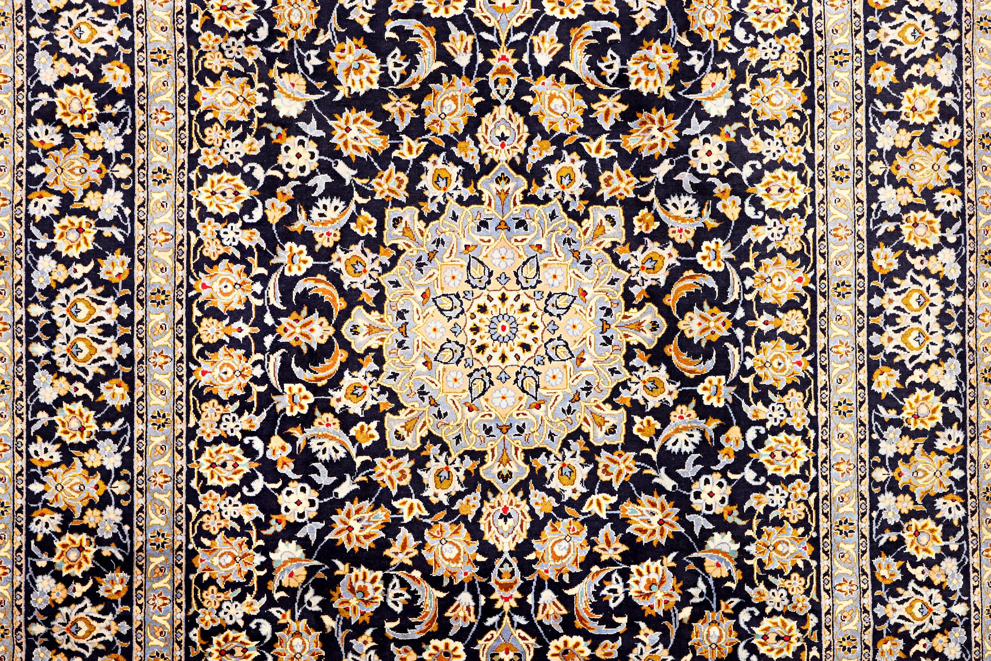 A Kashan carpet, a. 367 x 241 cm.
