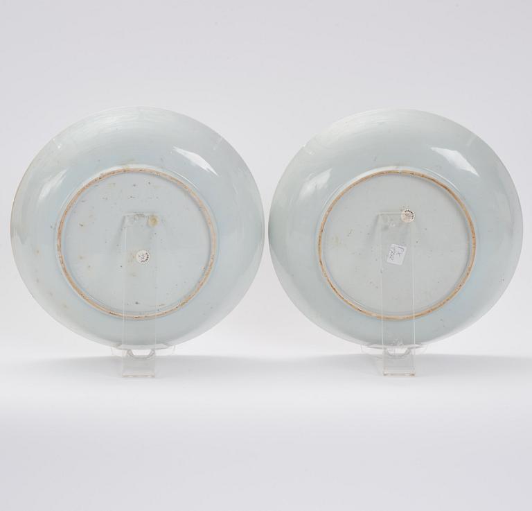 A part imari dinner service, Qing dynasty, early 18th Century. (4 pieces).