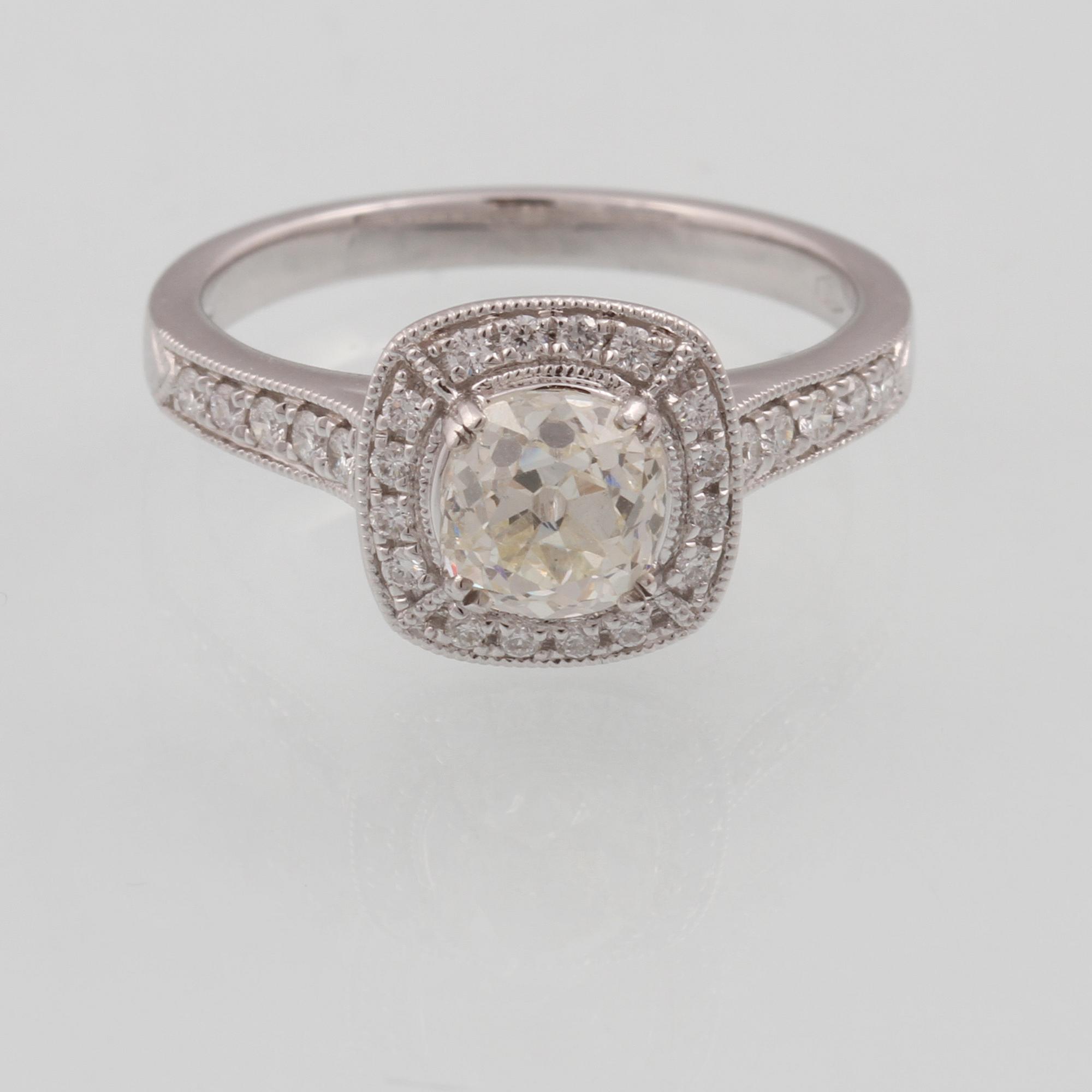 RING, 18K vitguld med äldre briljantslipad diamant ca 1.01 ct samt små briljantslipade diamanter ca 0.26 ct. Vikt 4,2 g.