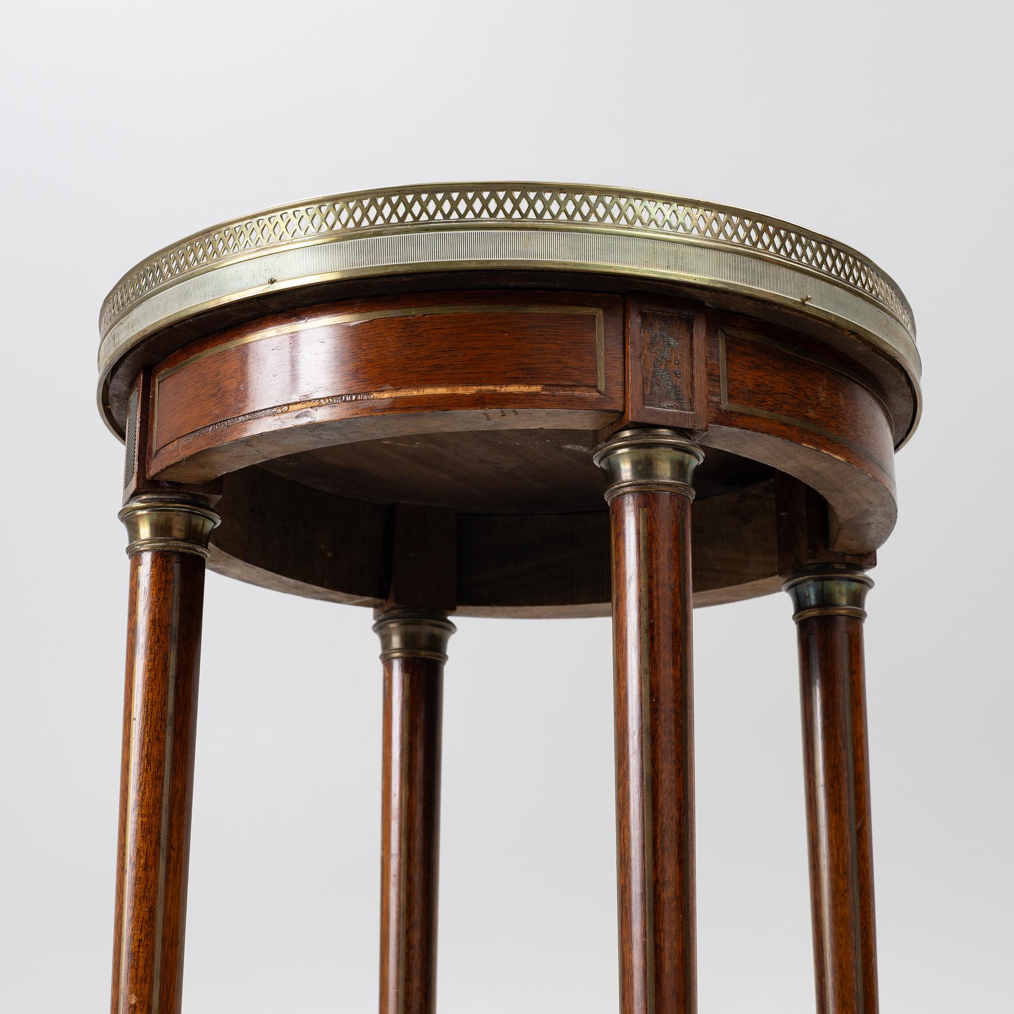 Sidobord,  Louis XVI-stil, omkring år 1900.