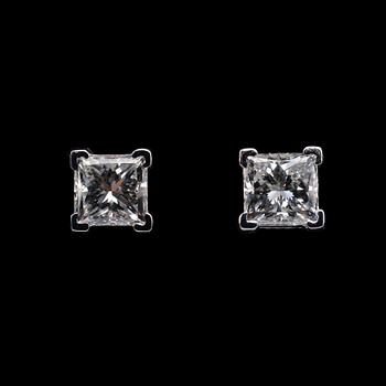 533. A PAIR OF EARRINGS, princess cut diamonds 1.40 ct. F/vvs 1-2. Laser marked with ID no. GIA certificate.
