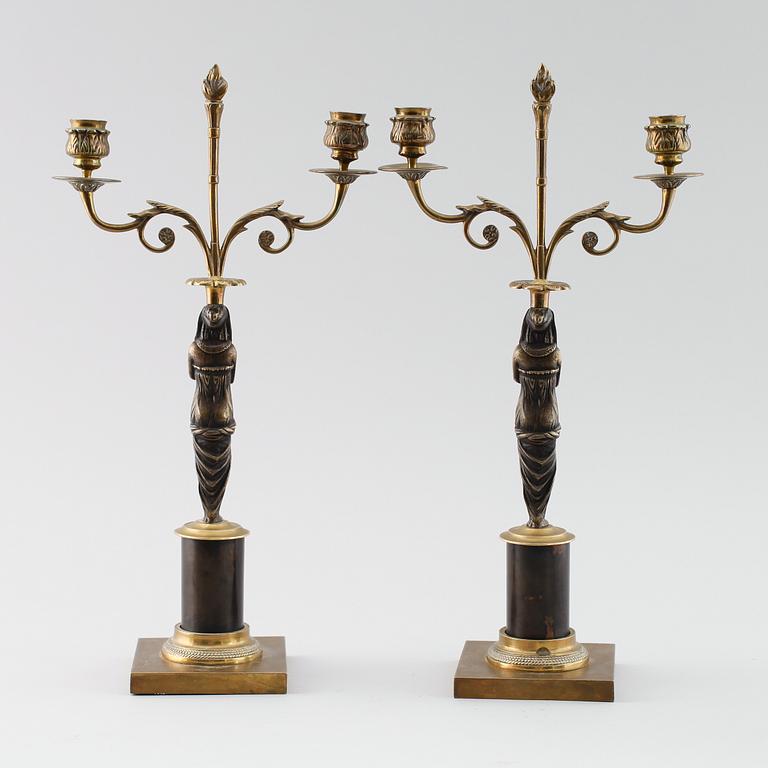 KANDELABRAR, 1 par, mässing och patinerad metall, empirestil, 1800-/1900-tal.