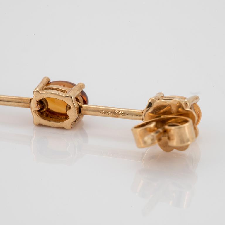 Ett par örhängen 18K guld med cabochonslipade ametister och citriner.
